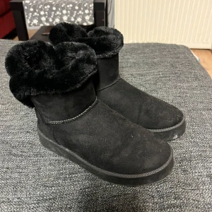 Uggs - Väldigt fint skick! Lite smuts bara, men det tvättas bort innan jag skickar iväg dom :)