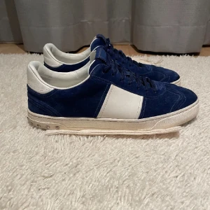 Valentino flycrews - Säljer nu dessa riktigt feta valentino flycrewsen! Dom är i riktigt bra skick, alla nitar är kvar, allt og medkommer, äktehetsbevis och beställnkngsbevis finns, jag tar även byten om lockande. Hör av er!