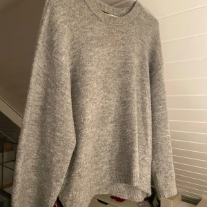 Stickad tröja  - Snygg stickad tröja från lager 157. Tyvärr smink fläck i kragen men bör gå bort i tvätten. 
