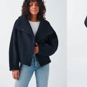 Marinblå teddy/pilé jacka - ”Soft boucle jacket” från Gina tricot. Storlek XS. Knappen på sista bilden har börjat släppa lite men går fortfarande att stänga med. Nypris 599 kr