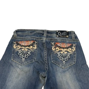 Jeans - Midjemått rakt över : 35,5cm innerbenet: 83cm Ytterbenet: 101,5cm. Kontakta vid intresse och frågor!