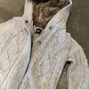 Stickad Hooded Cardigan med päls och luva luva - Tjena! Säljer nu denna eftertraktade stickade och fodrade Hooded Cardigan med päls | Mycket gott skick utan defekter | Storlek S | Skriv vid minsta fråga eller fundering! Mvh. John
