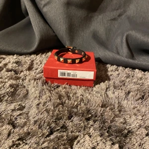 Valentino armband - Valentino armband Skick: 8/10 Färg: Svart/Guld Storlek: 21cm Hör av er vid fler frågor eller funderingar!// Hugo🙌😇