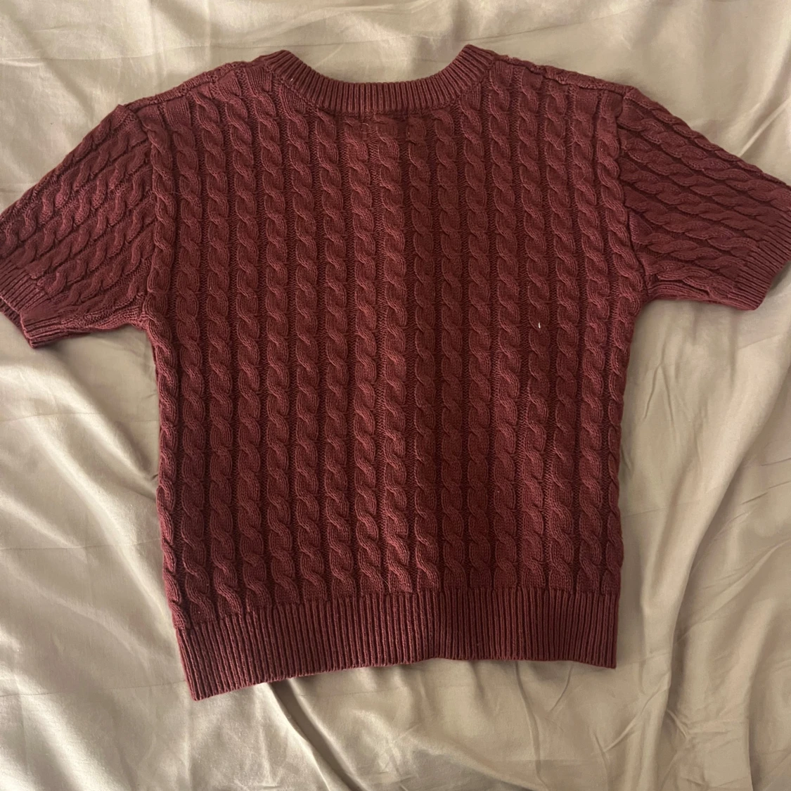 Vinröd kabelstickad kofta med korta ärmar - 90