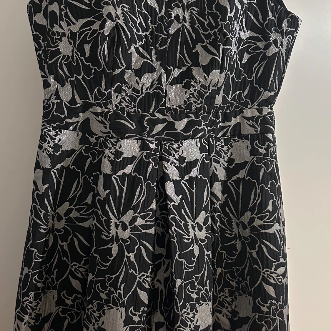 Svart och silver blommig klänning - 91
