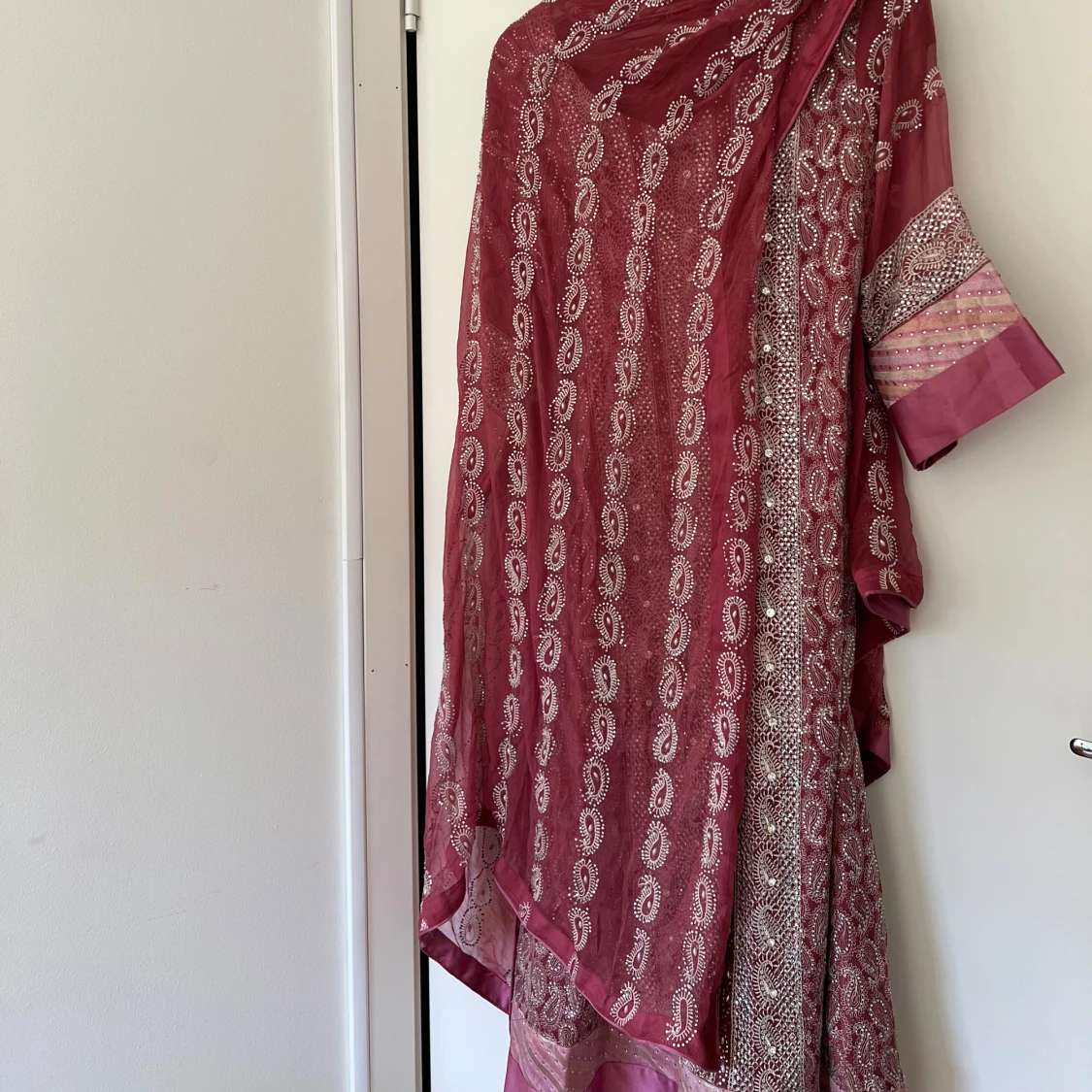 Vinröd mönstrad saree