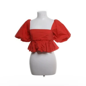 Röd blus med puffärmar - Jättefin topp som är köpt på sellpy som jag aldrig använt. Snörning i ryggen