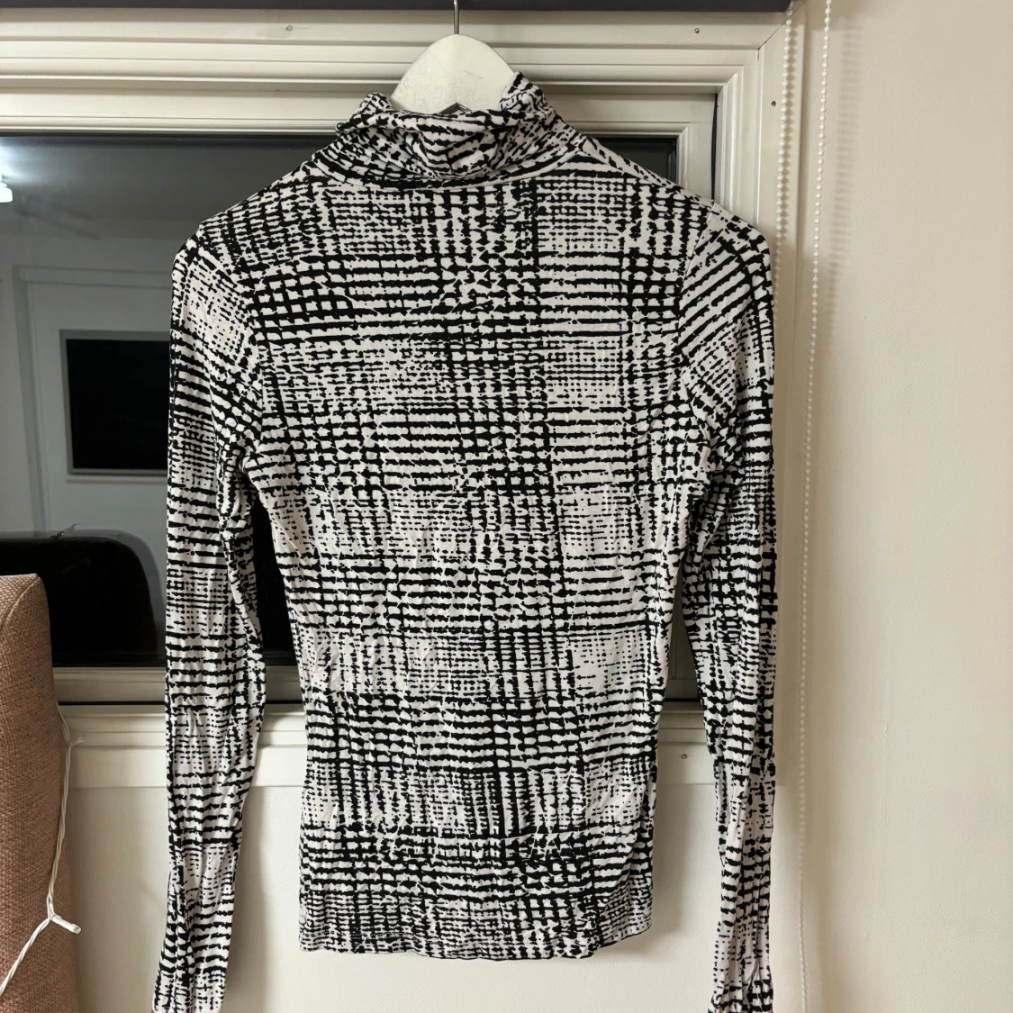 Svartvit mönstrad polotröja från H&M - 90