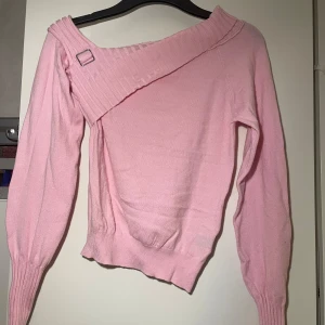 Rosa offshoulder tröja - Säljer en söt rosa offshoulder tröja med en unik axelrem och ribbade detaljer. Tröjan har långa ärmar och en bekväm passform. Perfekt för en trendig look! Pris kan diskuteras ❤️