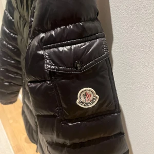 Äkta Moncler jacka - Säljer nu min dotters moncler jacka då den börjar bli för liten! Den är i storlek 2 vilket motsvarar M, passar dock även som S. Nypris 10000kr