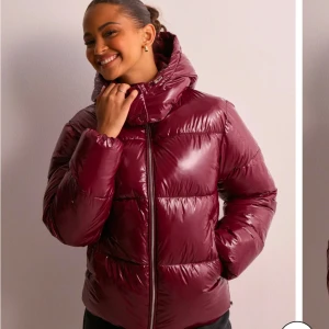 Vinröd pufferjacka Nelly - Snygg vinröd vinterjacka från Nelly, i strl S. Super bra skick, helt slutsåld 
