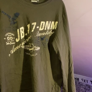 Cool tröja  - En cool tröja som är köpt vintage🎀 storlek M/L (baggy)🎀 skriv vid frågor🎀 