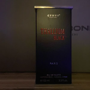 Thallium Black Eau de Toilette - Thallium Black från Cyrus Parfums är en elegant och mystisk doft för män. Flaskan är svart med en silverfärgad topp och rymmer 100 ml. Perfekt för den som vill ha en sofistikerad och djärv doft.