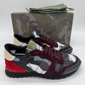 NYA VALENTINO ROCKRUNNERS - - Valentino Rockrunners- Skick: 10/10 - Tillbehör: Enbart skorna - Storlek 45 - Nypris ca 7500kr // DeluxeCloset