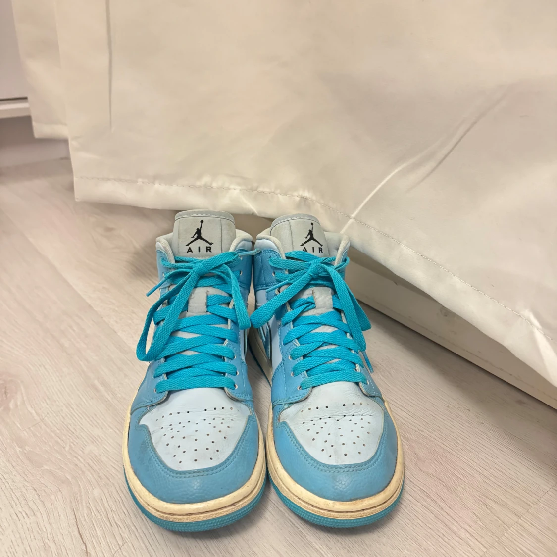 Nike Air Jordans i ljusblått och vitt - 1