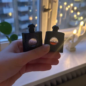 Black Opium parfym - Säljer två mini-flaskor av Black Opium från Yves Saint Laurent (YSL). De är travel size, se bild för återstående mängd. Perfekt för att ha med sig i väskan. Den ena flaskan är halvfull, och den andra har lite mindre i sig, därav priset💕 (priset gäller 2 flaskor) 