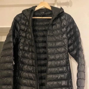 Svart jacka - Everest - Väldigt fin svart medellång jacka i utmärkt skick. Den är normal i storleken och är använd ett par gånger. Jackan är köpt på Stadium, med märket Everest. Perfekt för både höst- och vårsäsongen. Pris kan diskuteras och vid frågor så är det bara och skriva🤍