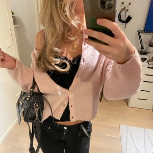 Rosa kofta  - Säljer en söt rosa kofta med knappar framtill. Koftan långa ärmar, perfekt för en avslappnad stil. Den är mjuk och bekväm, idealisk för både vår och höst. Ifrån Gina tricot i mycket bra skick (premium quality), använd mycket fåtals gånger