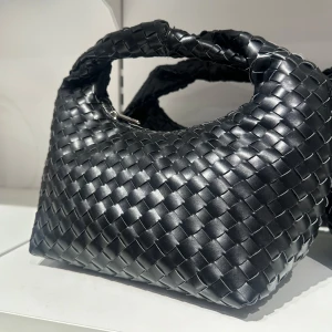 Svart handväska - Slutsåld handväska från gina tricot som knapp är använd. Skriv om ni har frågor❣️