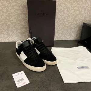 Valentino flycrews - Tjena säljer dessa riktigt feta ovanliga  valetino flycrews  Skick 9/10 saknar en nit  Storlek 41 men passar upp till 42  Og box dustbag äkthets bevis ifrån Vestiaire  och kvitto !Skorna är riktigt fina i mockan  Fraktar para med PostNord  Vid snabb affär kan ja gå ner i pris 