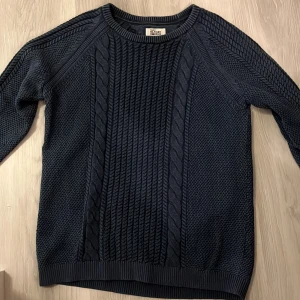 Unused tommy hilfiger denim knit - Selling my tommy hilfiger denim.Quality 10 fits M and S but for S its a little big