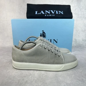 Lanvin captoe skor - Condition: 9/10  – Size: 41/UK7  – What is included:  Box & dustbag  – Retail price: 6400 SEK  This model fits big, our recommendation would be to go down one size from your normal one.