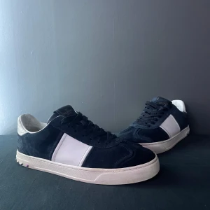 Valentino fly crew - Tjena, säljer nu ett par rikigt feta fly crews. De är i bra skick men saknar tyvvär 5 nitar. Dom har även lite skav i bak vid hälen. Det är storlek 40 men skulle säga att de passar upp mot 41. Vid minsta lilla fundering är det bara att skicka :)