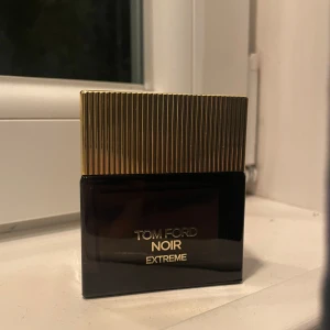 Tom Ford noir extreme  - Säljer nu Tom Fords skönaste parfym!  Denna är verkligen klass rakt igenom, o helt dunder nu till vintern! Tveka inte att höra av dig vid frågor! Med vänliga hälsningar. 