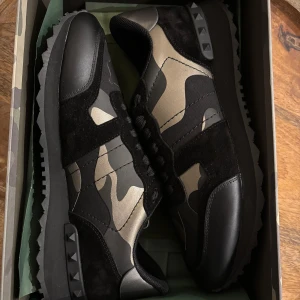 Valentino Rockrunner  - Säljer nu dessa stilrena och otroligt snygga Valentino Rockrunners i storlek 43. Skorna är i nyskick och har en unik och trendig camouflage design. Perfekt för fest men också som vardagssko nu till vintern! Allt og medföljer. Våga skriva vid minsta lilla fundering! 