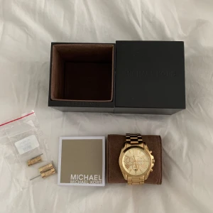 Michael Kors klocka - Säljer min Michael Kors klocka för 1500kr. Väldigt bra skick, använd fåtal gånger. Allt på bilden medföljer 🫶🏽