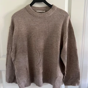 Beige/brun stickad tröja  - Stickad tröja från lager 157