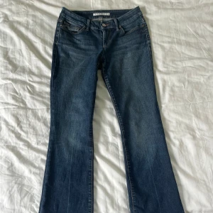 Lågmidjade Jeans  - Supersnygga jeans som sitter lågmidjat och är utsvängda i benen. Passar perfekt  nu till hösten!❤️