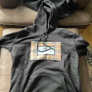 Perfekt burberry hoodie för hösten och vintern  - Storlek L. Nyskick och inte andvände länge alls. Inga täcken på andvändning