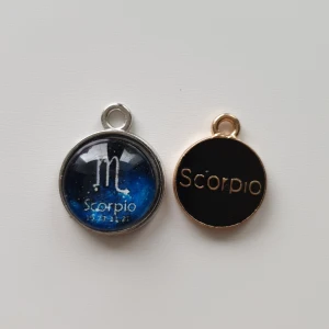 2st scorpio berlocker  - Berlocker, hängsmycke, Motiv: skorpionen stjärntecken  Antal: 2st, Skick: oanvända, Går att sätta på halsband och armband.