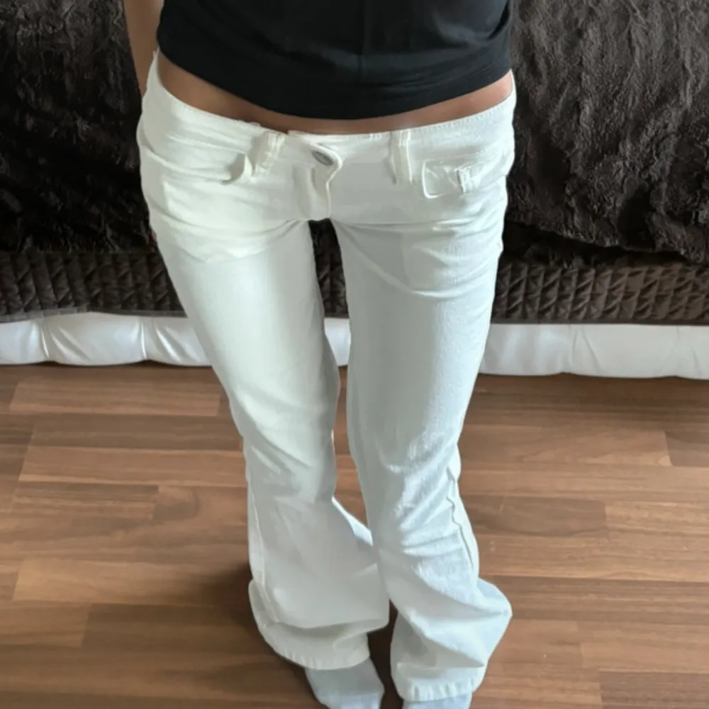 Säljer mina jätte fina vita jeans. Jeans & Byxor.