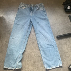 Ljusblå byxor från zara - Bra skick, aldrig använda, Wide tappered/baggy. Nypris: 200kr originalpris: runt 500-600kr