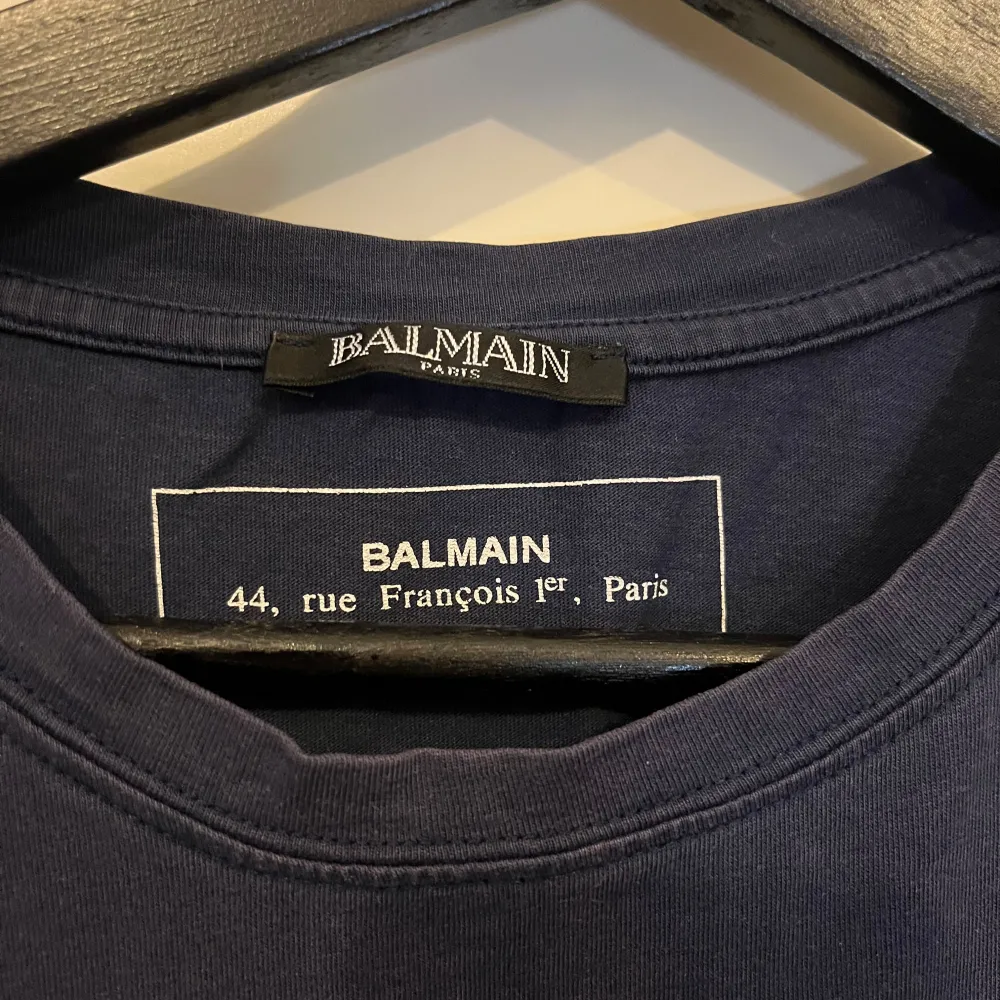 Balmain t shirt, storlek s  Nypris 5000 Cond 8/10. T-shirts.