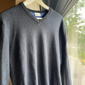 John Henric  - Säljer min stickade John Henric tröja (v-ringad) som knappt är använd. Den passar perfekt nu till hösten när det blir lite kallare. Nypris 999kr. Den är lite liten i storleken så den passar även S. Hör av dig om du har funderingar