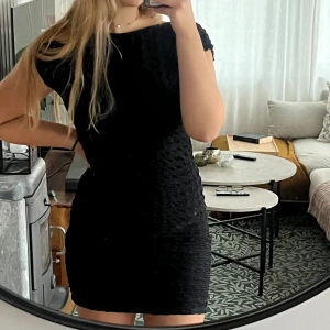 Backless klänning - Backless klänning från ginatricot. Säljer för jag aldrig använt den och inte rikigt min stil. Mycket bekväm. 