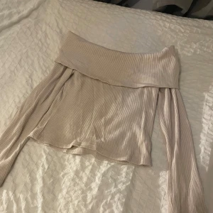 Off shoulder tröja - Använd men i bra skick, storlek M men sitter som en Xs/S❤️ Kvar tills markerad som såld 💞