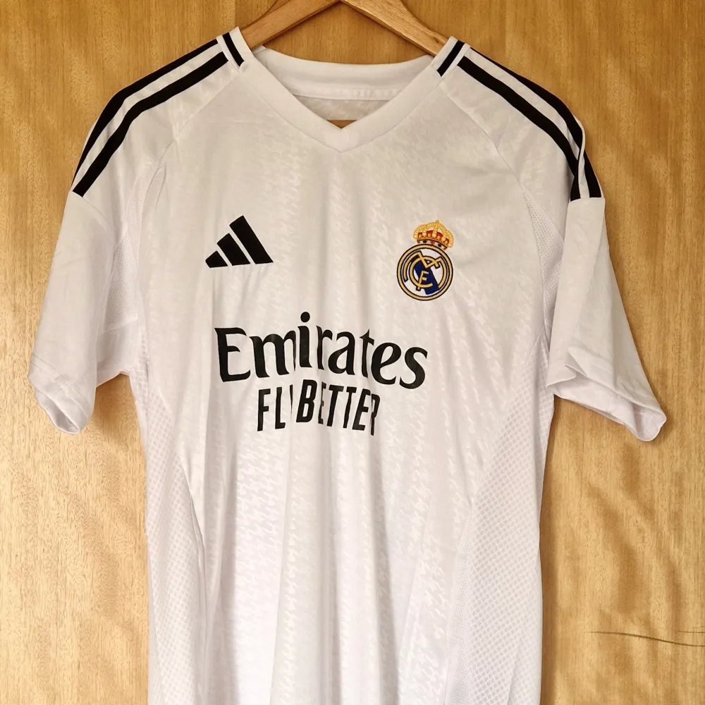 Endrick Real Madrid repIika fotbollströja 24-25. Helt ny med tag.   Storlek: Small. Sportswear.