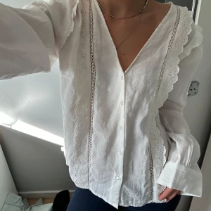 Blus  - Söt vit blus från Vila, nyskick☺️