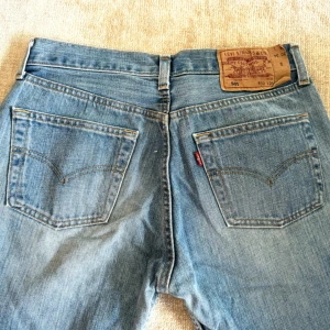 Levis jeans - Jag är 165 och brukar ha storlek xs som referens. Midjemått : 36cm, innerbenslängden:  79cm