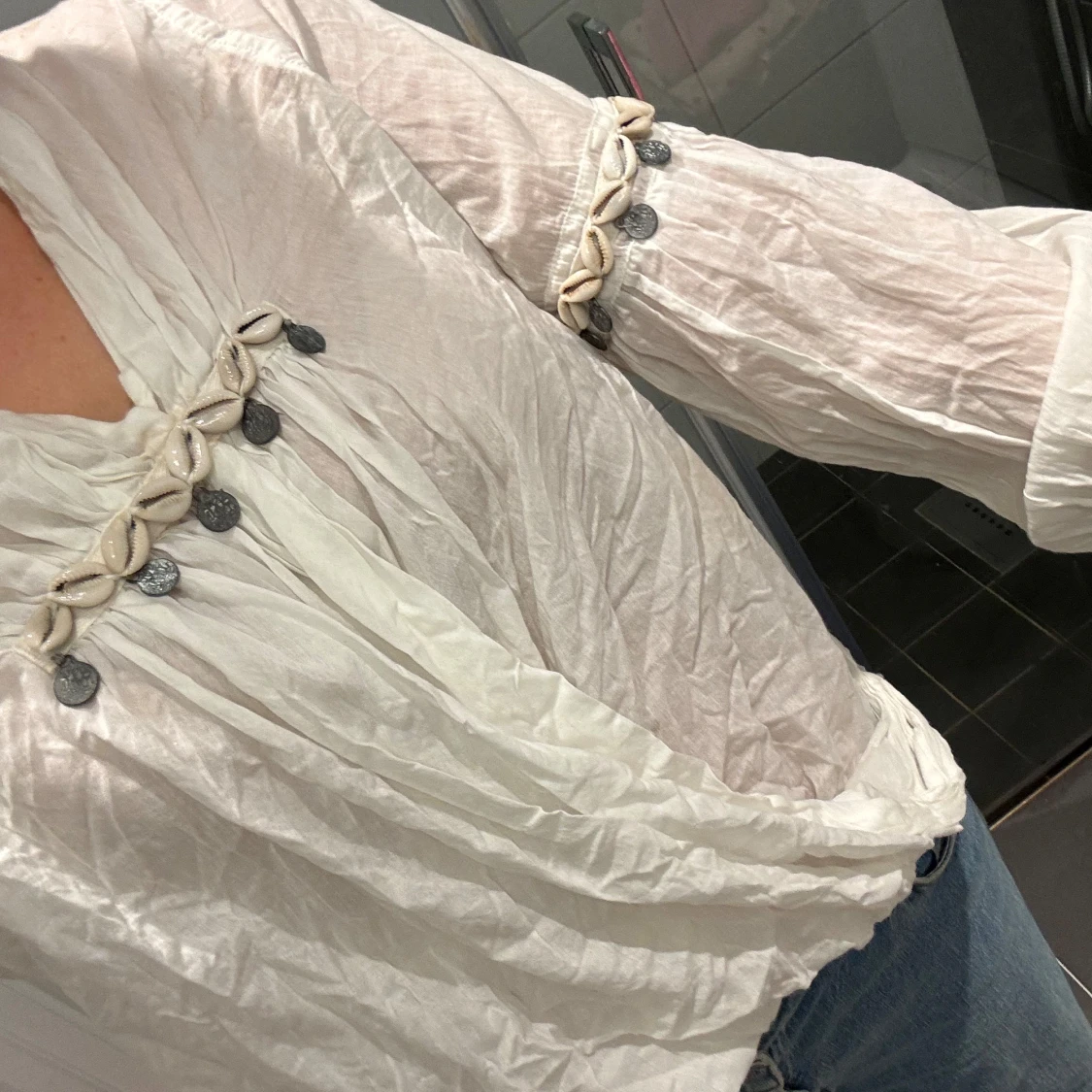 Blus med pärldetaljer från Sixty Days  - 90