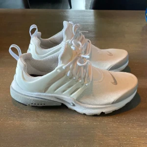 Nike presto  - Säljer dessa presto skorna, skicka 9,5 av 10. Nästan helt oanvända. Custom made, egen disig hos Nike hemsida köpt för ca 2000kr, säljer eftersom för litet! Bra pris! 