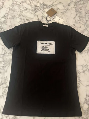Burberry - Säljer min sjukt snygga Burberry t shirt. Dessa retailar för cirka 4 tusen kr. Den är aldrig använd och tagsen finns kvar. Priset är ej hugget i sten och går att diskutera, skorv för fler bilder eller frågor. KVITTO FINNS
