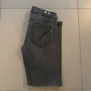 gråa dondup george jeans - skicket 10/10, strlk strlk 34, slimfit modellen är 177cm, väger 55! hör av er vid intresse!