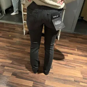 Aldrig använda helt nya replay jeans med orginal lapparna kvar, nypris ca 1300 kr. Storlek 24/32 men smalare passform.