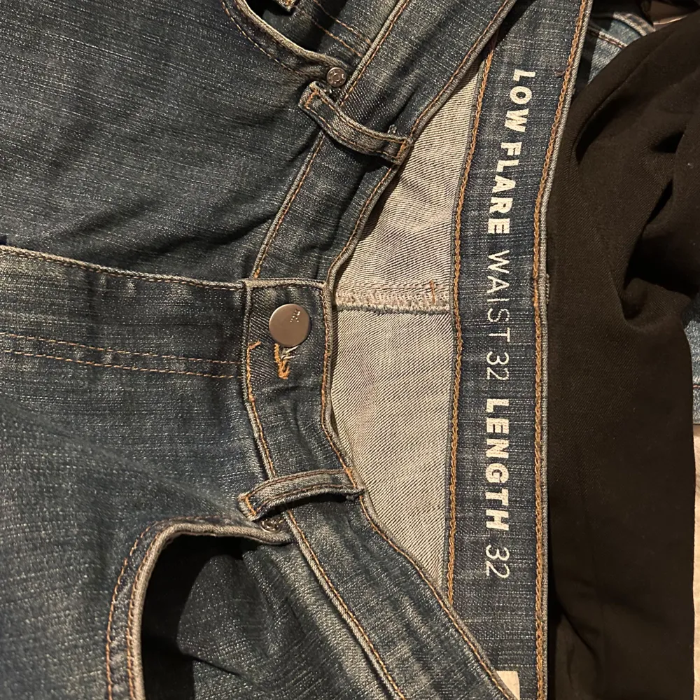 Jag säljer ett par jätte snygga jeans som tyvärr har en för lös passform för mig🩷(jag är 173 cm och bär klackar på 5 cm på bilden). Jeans & Byxor.