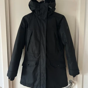 Peak Performance jacka  - Peak jacka i bra skick. Använd ganska många gånger. Varm och perfekt till vinter💕